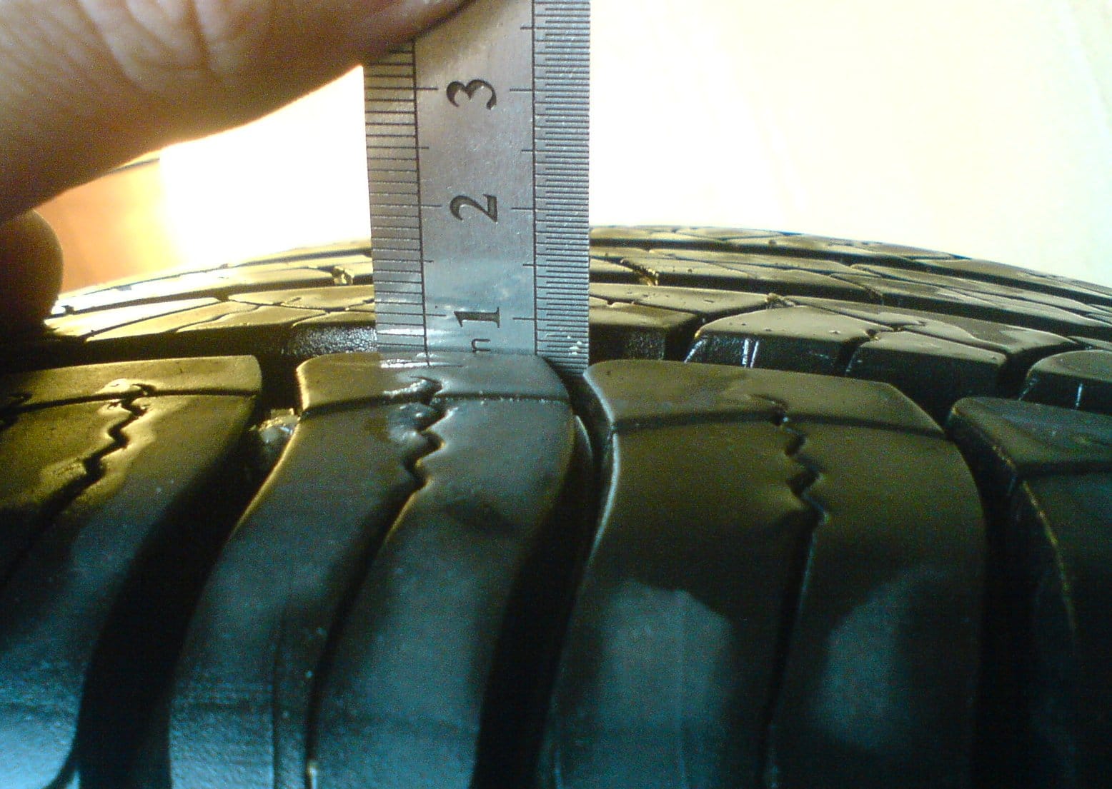 Остаточная глубина протектора шины: когда менять резину?